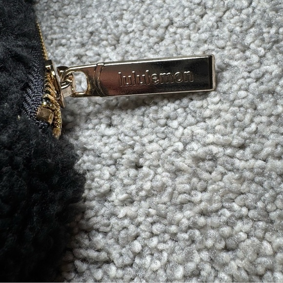 Lululemon Everywhere Belt Bag Black Fleece with Gold Hardware 1L EUC - Picture 9 of 13